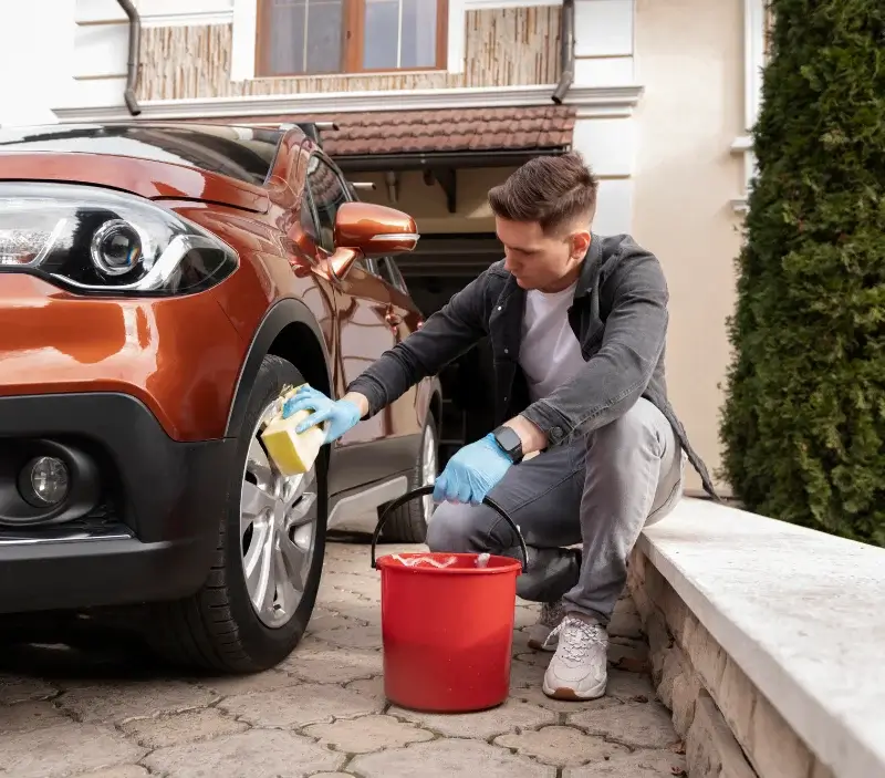 Lavage auto à domicile Saint-Germain-d'Anxure : professionnel intervenant sur un véhicule
